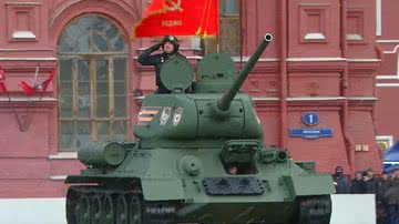 Imagem do tanque solitário da União Soviética - Reprodução/Vídeo/X/@PoliticsWWWeb
