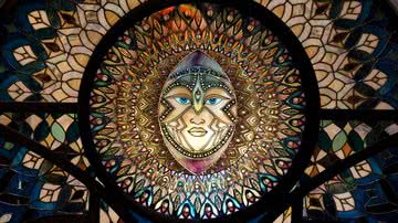 Mosaico de vidro no interior de Damanhur - Getty Images
