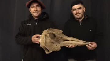 Os amigos que encontraram fóssil de golfinho - Reprodução / Museu Paleontológico de San Pedro
