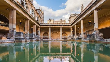 Banho romano em Bath, na Inglaterra - Foto por Diego Delso pelo Wikimedia Commons