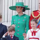 As crianças reais na frente (príncipes George e Louis e a princesa Charlotte) e a princesa e o príncipe de Gales no fundo - Getty Imagens