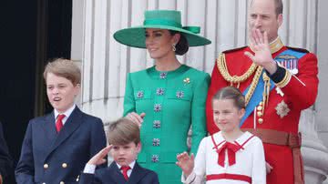 As crianças reais na frente (príncipes George e Louis e a princesa Charlotte) e a princesa e o príncipe de Gales no fundo - Getty Imagens