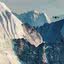 Drone sobrevoando o Monte Everest