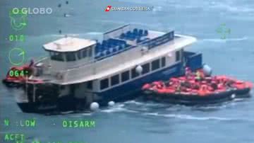 Pessoas foram resgatadas de embarcação que estava afundando - Divulgação