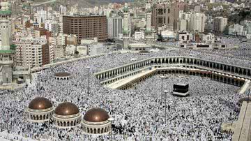 Fotografia de 2005 mostrando Meca repleta de peregrinos - Getty Images