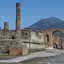 Antigos destroços de Pompeia e o Monte Vesúvio ao fundo