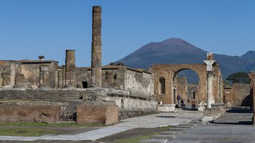 Antigos destroços de Pompeia e o Monte Vesúvio ao fundo - Foto por Matthias Süßen pelo Wikimedia Commons