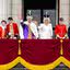 O rei Charles III e a rainha Camilla no centro e as crianças de sua corte real