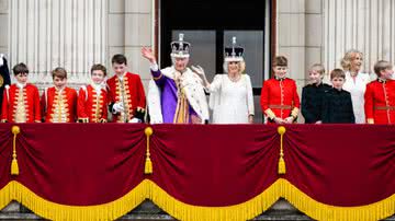 O rei Charles III e a rainha Camilla no centro e as crianças de sua corte real - Getty Imagens