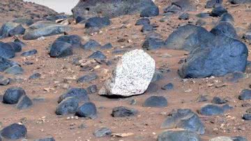 Rocha branca encontrada em Marte - Reprodução/NASA