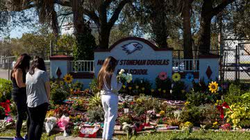 Homenagens em frente a Marjory Stoneman Douglas High School - Getty Images