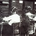 Fotografia antiga mostrando telefonistas - Licença Creative Commons via Wikimedia Commons