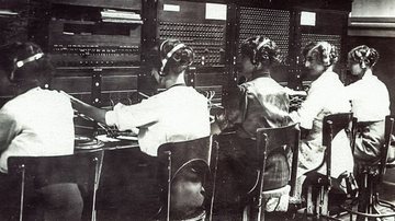 Fotografia antiga mostrando telefonistas - Licença Creative Commons via Wikimedia Commons
