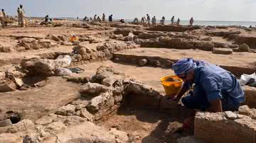 Fotografia em meio às escavações da possível cidade de Tu'am - Divulgação/Departamento de Turismo e Arqueologia de Umm Al Quwain