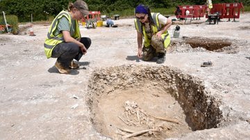 Fotografia tirada durante escavações no sul da Inglaterra - Divulgação/Universidade de Bournemouth