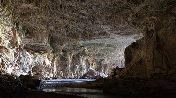Fotografia tirada de dentro de uma caverna do Parque Estadual de Terra Ronca - Foto por Danilo Curado pelo Wikimedia Commons