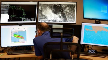 Especialista do National Hurricane Center analisa a rota do furacão Beryl - Getty Images