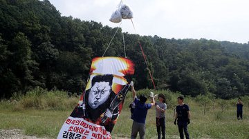 Balões contendo propagandas enviados por ativistas sul-coreanos ao Norte - Getty Images