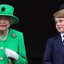 O príncipe George ao lado da rainha Elizabeth, falecida em 2022