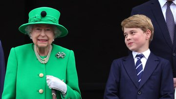 O príncipe George ao lado da rainha Elizabeth, falecida em 2022 - Getty Images