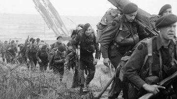 Comandos Royal Marine caminham pela Praia Sword, 6 de Junho de 1944 - Wikimedia Commons/Evans J L