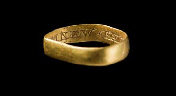 Um anel de ouro pós-medieval foi encontrado por membros de um clube de detecção de metal - Museu Nacional de Gales