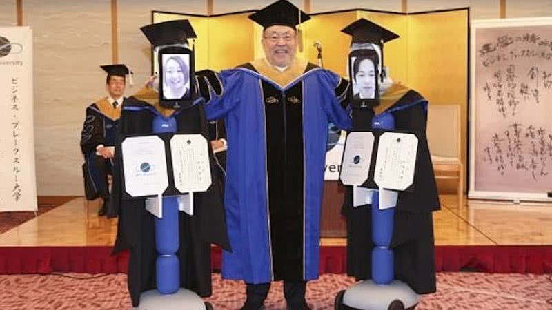 Robôs recebendo diplomas de estudantes que estão em quarentena - Universidade Business Breakthrough