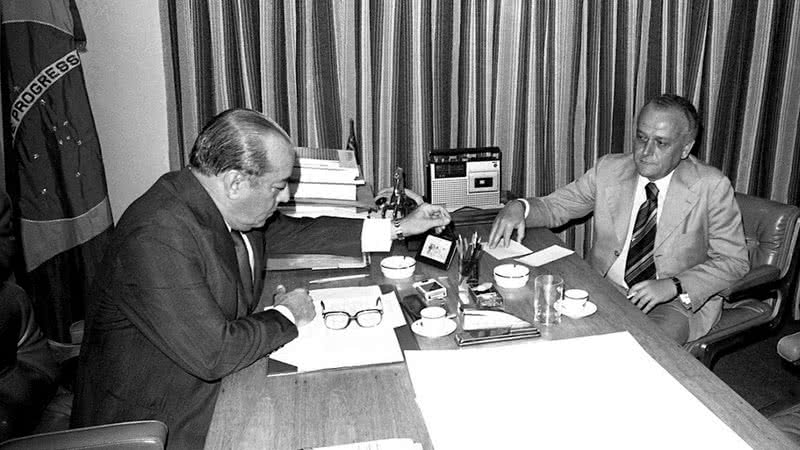 João Figueiredo e Alexandre von Baumgarten em uma reunião - Memorial da Democracia