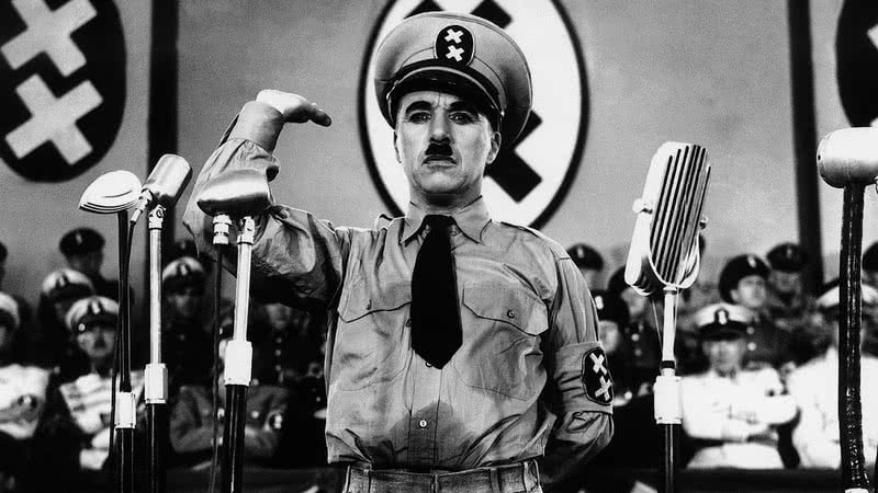 Charles Chaplin fazendo sátira a Adolf Hitler - Divulgação