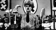 Charles Chaplin fazendo sátira a Adolf Hitler - Divulgação