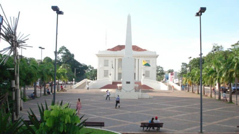 Palácio Rio Branco, sede do governo, e obelisco em homenagem aos heróis da Revolução Acriana. - Wikimedia Commons