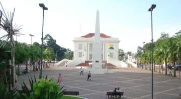 Palácio Rio Branco, sede do governo, e obelisco em homenagem aos heróis da Revolução Acriana. - Wikimedia Commons
