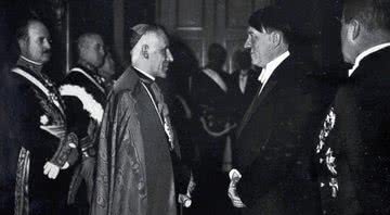 Adolf Hitler com o embaixador do Vaticano em 1935 - Divulgação