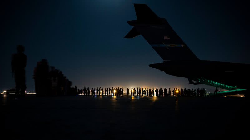 Aeroporto de Cabul durante uma evacuação em agosto - Getty Images