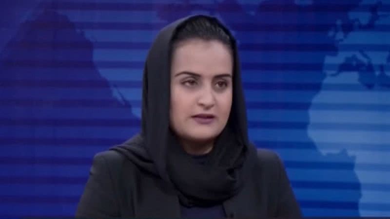 Jornalista e âncora Beheshta Arghand durante seu programa - Divulgação/ Vídeo/ TOLO