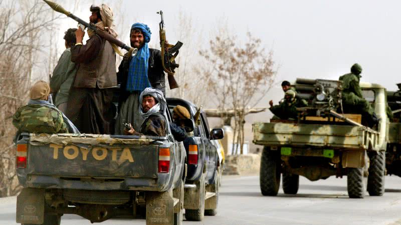 Imagem meramente ilustrativa de membros do Talibã no Afeganistão no início da década de 2000 - Getty Images