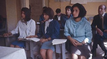 Mulheres afegãs indo à escola - Bill Podlich
