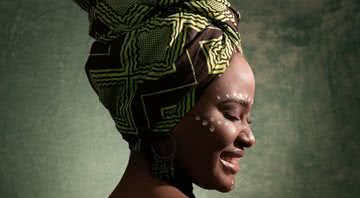 Mulher negra homenageando a cultura africana - Divulgação / Pixabay