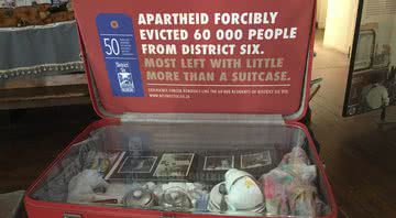 Uma mala é exposta no District Six Museum - Crédito/Giovanna De Matteo/District Six Museum