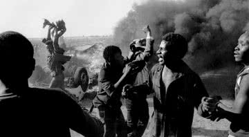 Fotografia de protesto contra o Apartheid na África do Sul, em meados de 1980 - Wikimedia Commons