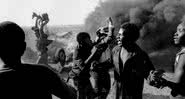Fotografia de protesto contra o Apartheid na África do Sul, em meados de 1980 - Wikimedia Commons