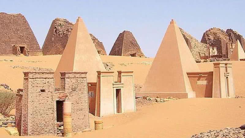 Algumas pirâmides antigas reconstruídas no sítio arqueológico de Meroé, no Sudão - Wikimedia Commons