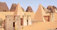 Algumas pirâmides antigas reconstruídas no sítio arqueológico de Meroé, no Sudão - Wikimedia Commons