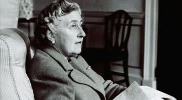 Fotografia de Agatha Christie em sua casa - Getty Images