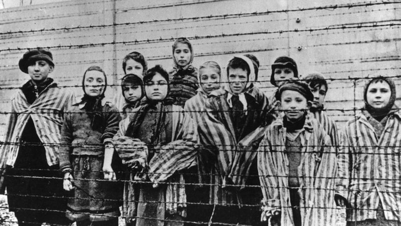 Prisioneiros judeus no campo de concentração de Auschwitz - Getty Images