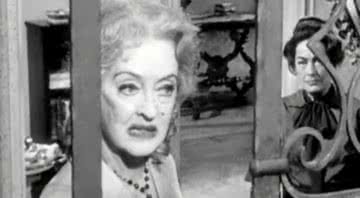 Bette Davis e Joan Crawford em 1962 - Captura de tela do trailer de "O que terá acontecido a Baby Jane?" de Warner Home Video DV/ Domínio Público/ Via Wikimedia Commons
