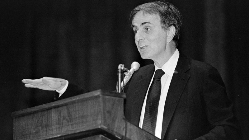 Carl Sagan discursa na Cornell University, 1987 - Kenneth C. Zirkel, CC BY-SA 4.0/ Via Wikimedia Commons