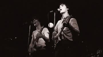 David Byrne e Jerry Harrison da banda "Talking Heads" em outubro de 1977 - Michael Markos / CC BY-SA 2.0 / Wikimedia Commons