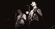 David Byrne e Jerry Harrison da banda "Talking Heads" em outubro de 1977 - Michael Markos / CC BY-SA 2.0 / Wikimedia Commons
