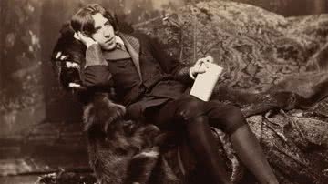 Fotografia de Oscar Wilde, cerca de 1882 - Napoleon Sarony / Domínio Público / Wikimedia Commons